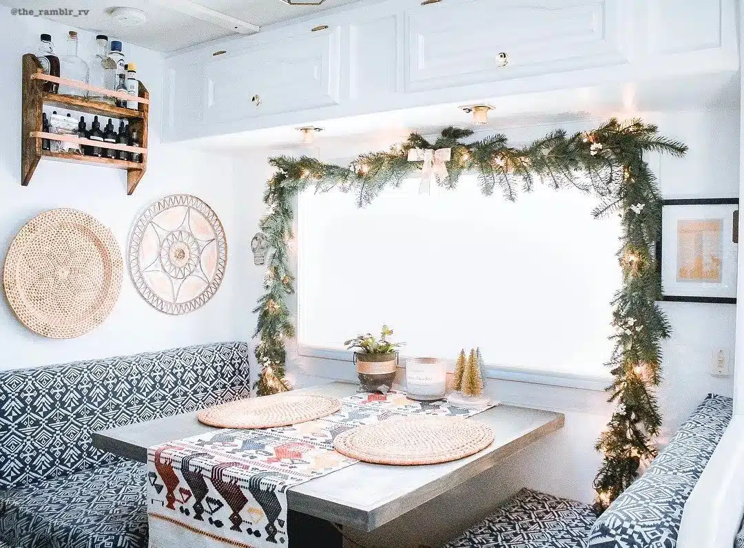 12 Ideas for Decorating an RV for Christmas with Cheerful Winter-Themed Decor