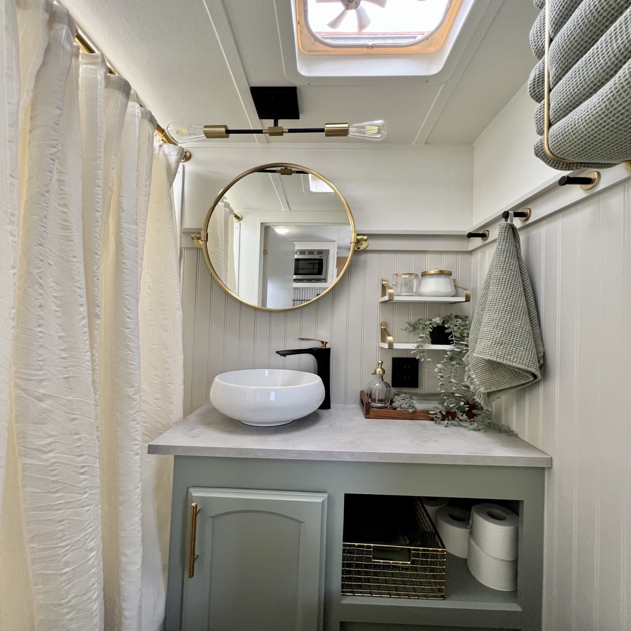 27 RV Backsplash Ideas for Your Camper's Kitchen and Bathroom
