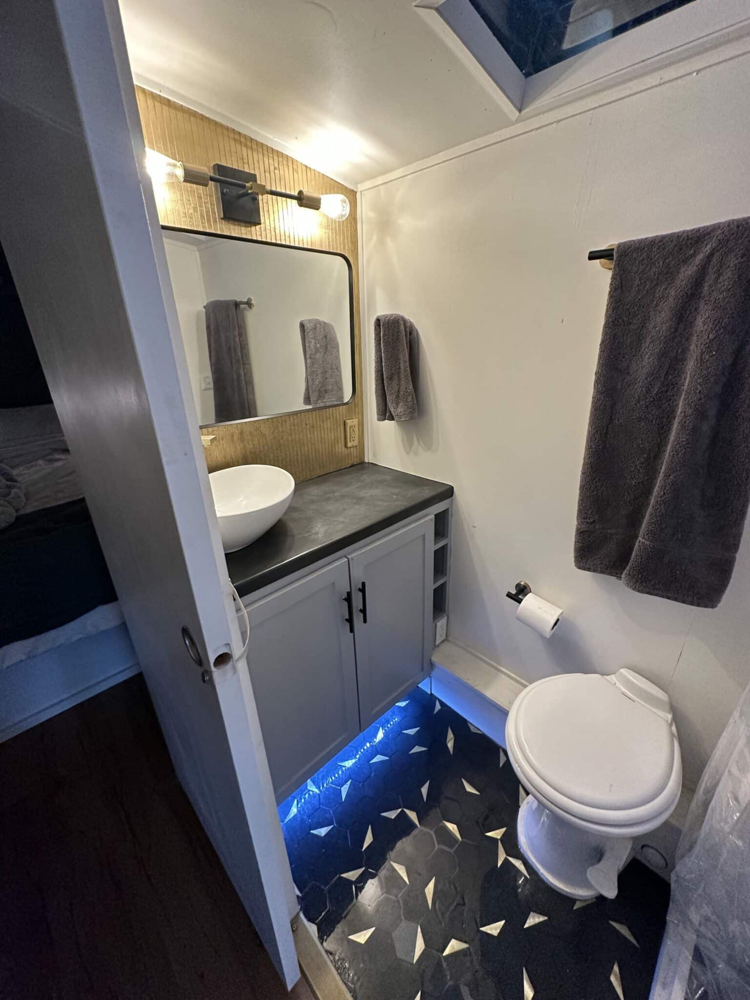 15+ Stylish RV Bathroom Vanity Ideas to Inspire Your Remodel | RV ...