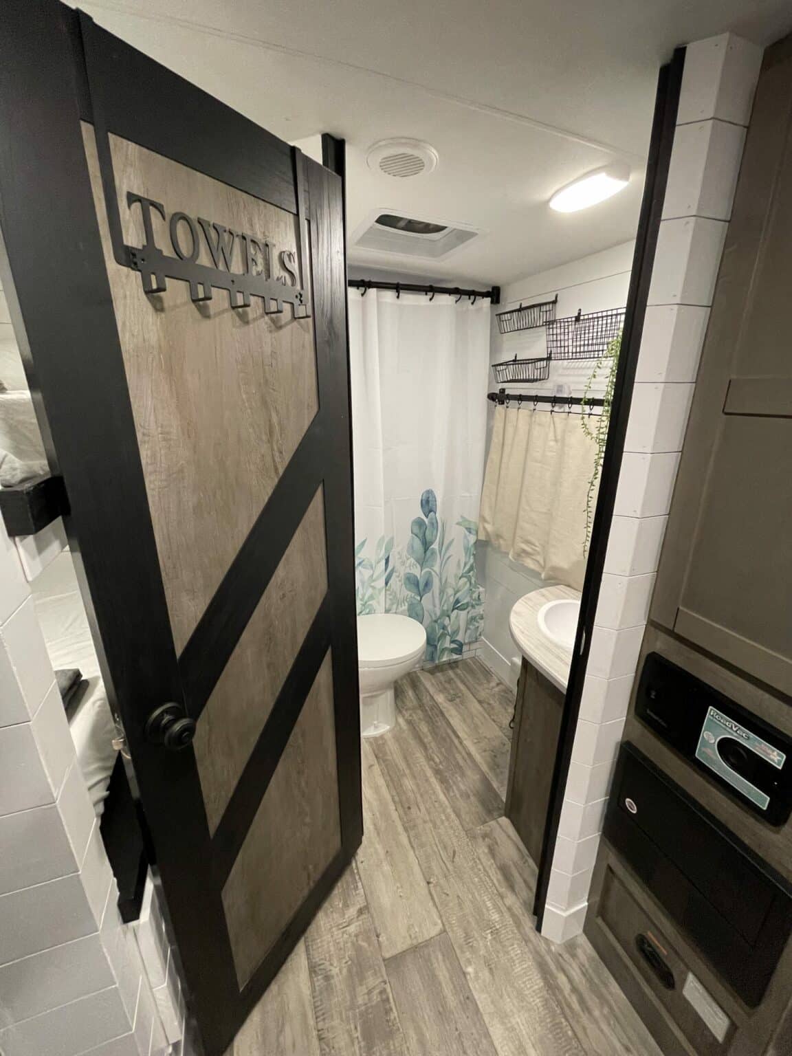 12 Powerful Camper Door Makeover Ideas to Transform Your Interior and Exterior Doors | RV ...