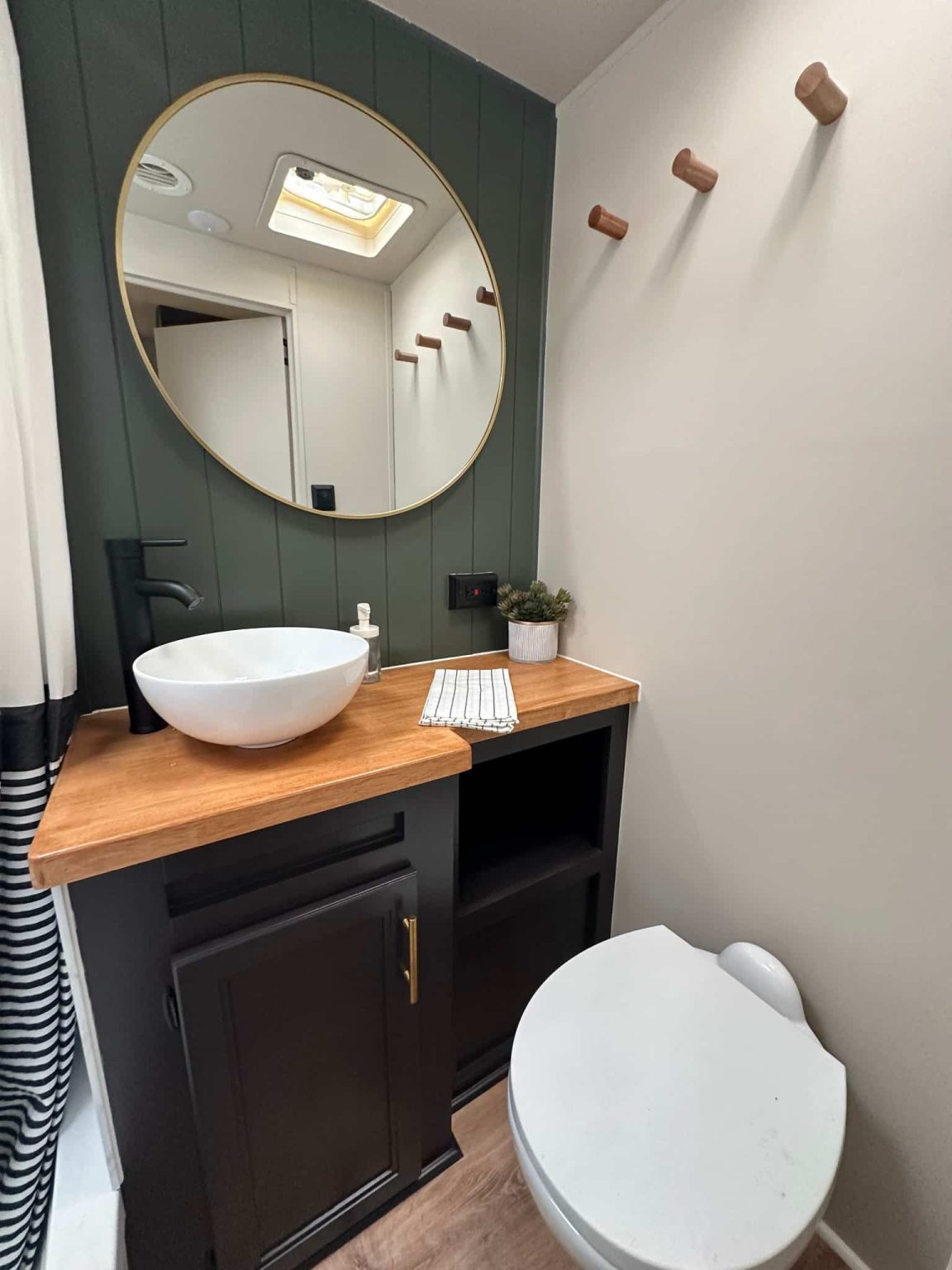 15+ Stylish RV Bathroom Vanity Ideas to Inspire Your Remodel | RV ...