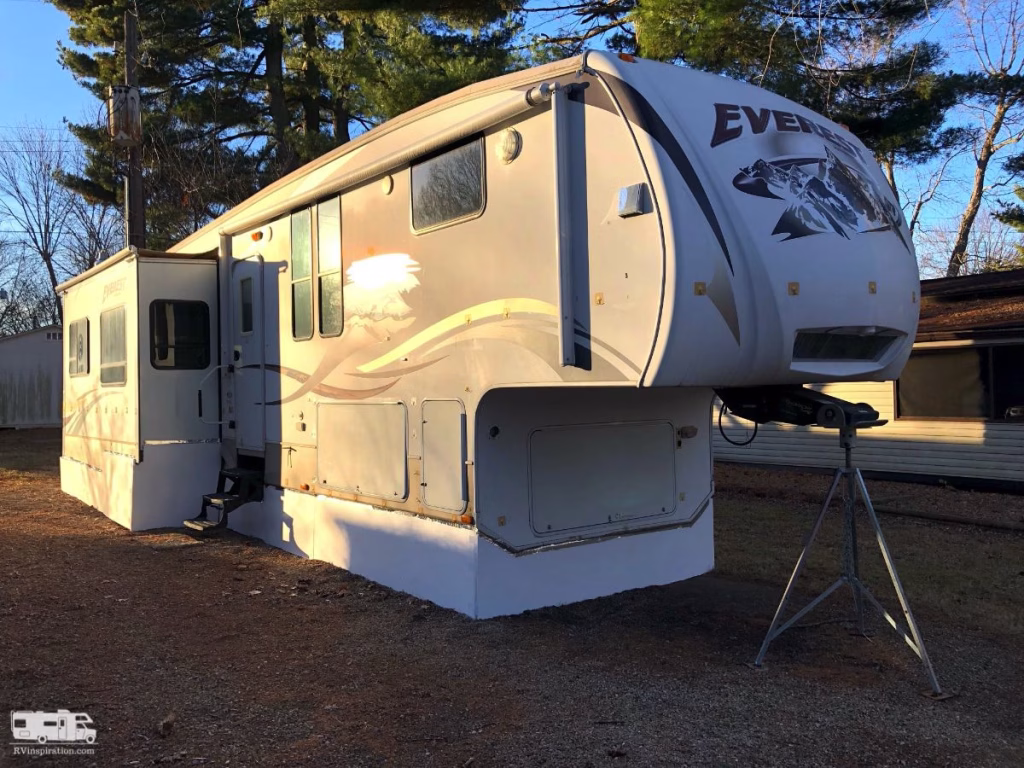 Foam RV Skirting On a Fifth Wheel